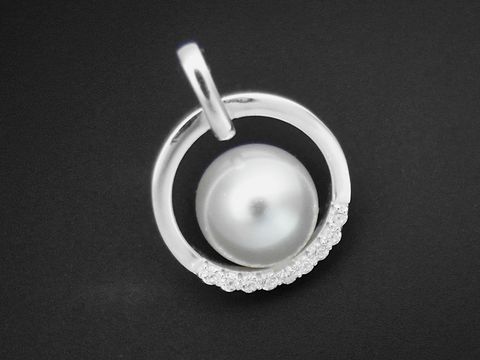 Rund Anhänger aus 925 Sterling Silber mit Zirkonia und Imitationsperle, elegant gestaltet von Juwelier Harnisch, ideal für stilvolle Outfits.