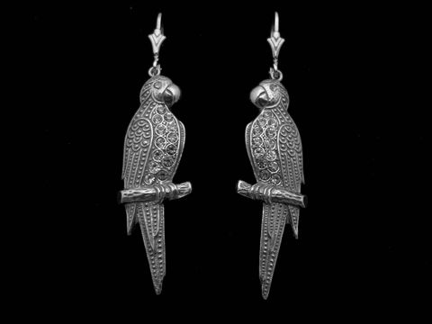 Silber Ohrringe in Form von Papageien mit geschwärztem Design und Zirkonia-Steinen, Hersteller Juwelier Harnisch, tierisch gestaltete Ohrhänger mit Stein.