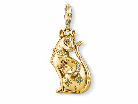 Silber Gelbgold Charm-Anhänger mit einer magischen Katze, verziert mit bunten Steinen und funkelnden Details, an einem praktischen Karabinerhaken, von Thomas Sabo.