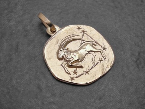 Anhänger Steinbock aus Gold mit einem stilisierten Steinbock und den dazugehörigen Sternen, Hersteller Juwelier Harnisch, für Liebhaber des Sternzeichens Steinbock.