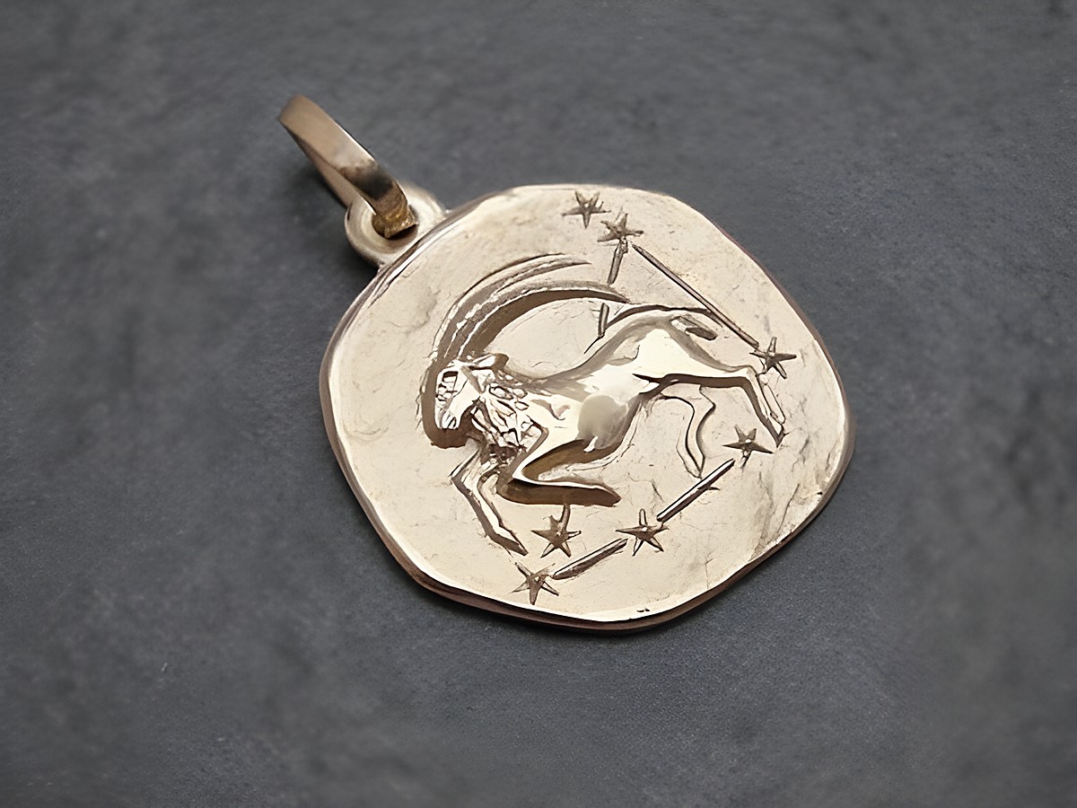 Anhänger Steinbock aus Gold mit einem stilisierten Steinbock und den dazugehörigen Sternen, Hersteller Juwelier Harnisch, für Liebhaber des Sternzeichens Steinbock.