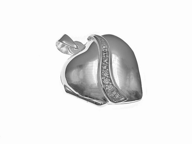 Medaillon in Form eines süßen Herzens aus Zirkonia und Sterling Silber, glänzende Oberfläche mit dekorativer Steinreihe, ideal als Schmuckstück von Juwelier Harnisch.