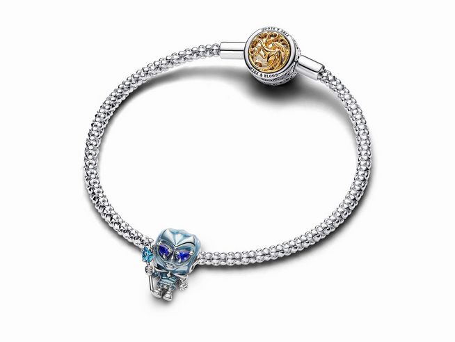 Silberner Pandora Armband mit einem blauen, handgefertigten Kristall Charm des Weißen Wanderers aus Game of Thrones, perfekt für Fans der Serie.