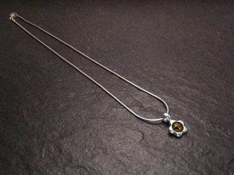 Kette aus Sterling Silber mit einem Bernstein Anhänger in Form einer Blume, Länge 42 cm, hergestellt von Juwelier Harnisch. Ideal für stilvolle Akzente.