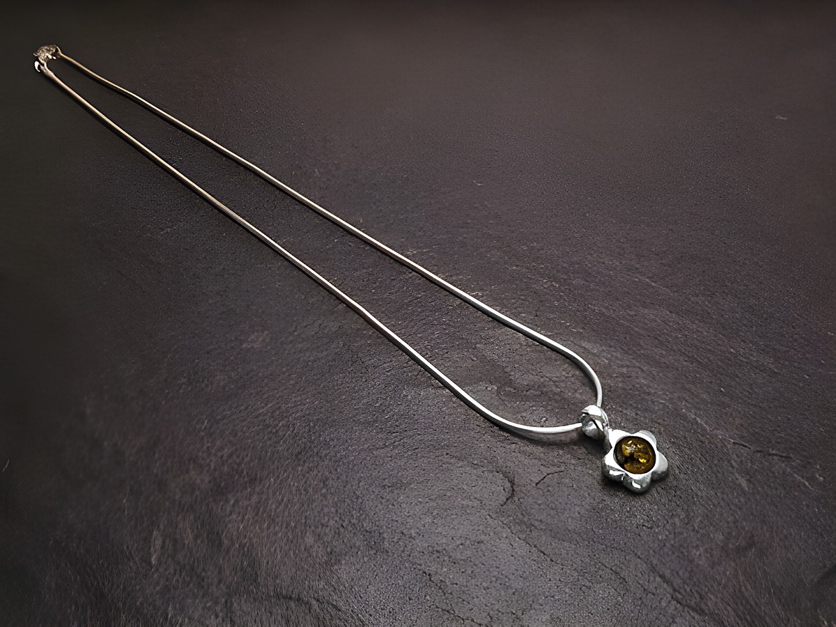 Kette aus Sterling Silber mit einem Bernstein Anhänger in Form einer Blume, Länge 42 cm, hergestellt von Juwelier Harnisch. Ideal für stilvolle Akzente.