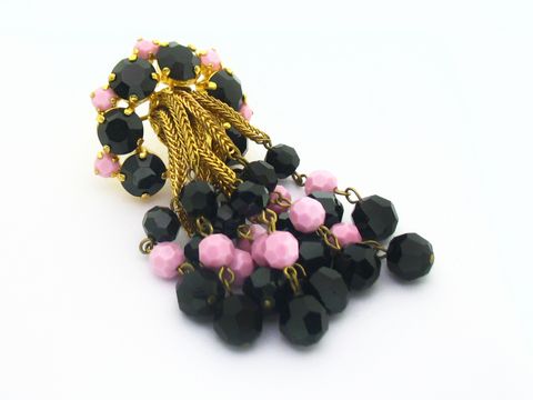 Wunderschöne Brosche in Schwarz und Rosa, gefasst mit Strass, neu von Juwelier Harnisch. Die Brosche zeigt eine elegante Kombination aus schwarzen und rosa Bead-Elementen.