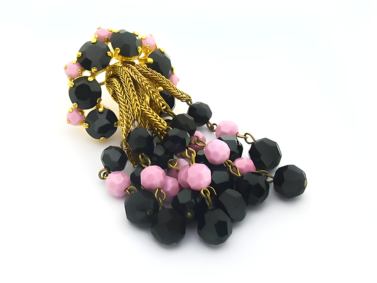 Wunderschöne Brosche in Schwarz und Rosa, gefasst mit Strass, neu von Juwelier Harnisch. Die Brosche zeigt eine elegante Kombination aus schwarzen und rosa Bead-Elementen.