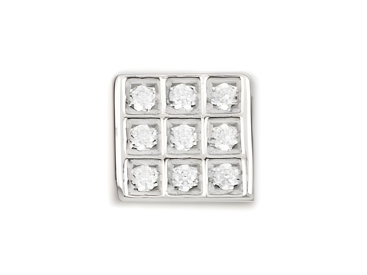 Der Zirkonia-Anhänger von Nomination in der Royal Classic Cubic Kollektion zeigt ein quadratisches Design mit neun funkelnden Zirkonia-Steinen in Silber, ideal für elegantes Schmuckstyling.