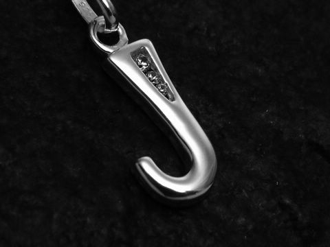 Buchstaben Anhänger J aus Sterling Silber mit Zirkonia, stilvolles Design von Juwelier Harnisch, perfekt als persönliches Schmuckstück oder Geschenk.