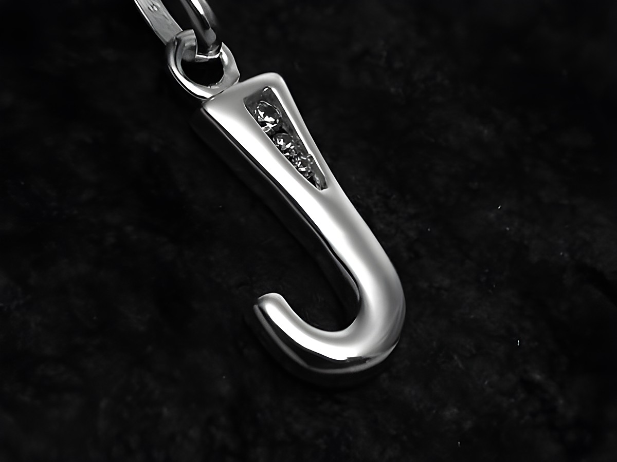Buchstaben Anhänger J aus Sterling Silber mit Zirkonia, stilvolles Design von Juwelier Harnisch, perfekt als persönliches Schmuckstück oder Geschenk.