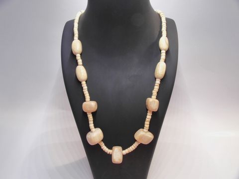 Holzkette Multiform 26 mm naturbraun 60 cm Holz Schmuck von Juwelier Harnisch, präsentiert auf einem schlichten Ständer, ideal für jeden Anlass.
