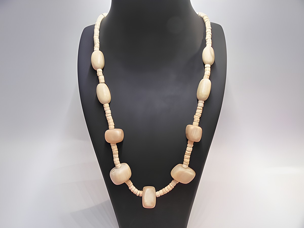 Holzkette Multiform 26 mm naturbraun 60 cm Holz Schmuck von Juwelier Harnisch, präsentiert auf einem schlichten Ständer, ideal für jeden Anlass.