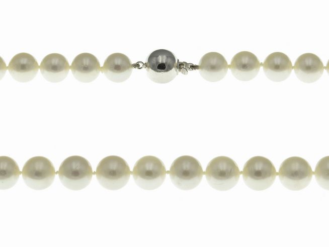 Perlenkette 45 cm in Weiß aus China Zuchtperlen, gefertigt von Juwelier Harnisch, klassisches Design mit einem silbernen Verschluss, ideal für elegante Anlässe.