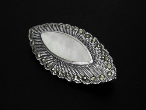 Silber Brosche - Markasit und Perlmutt in ovaler Form, elegant gestaltet, Hersteller Juwelier Harnisch, perfekt als stilvolles Schmuckstück für besondere Anlässe.