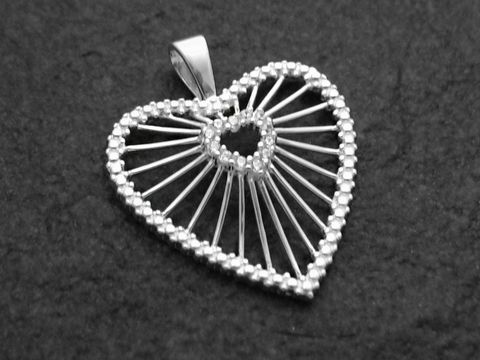 Zirkonia Herz Anhänger filigran aus 925 Sterling Silber, Hersteller Juwelier Harnisch, Perlen und Steine, zeigt ein fein gestaltetes Herz mit einem eleganten und modernen Design.