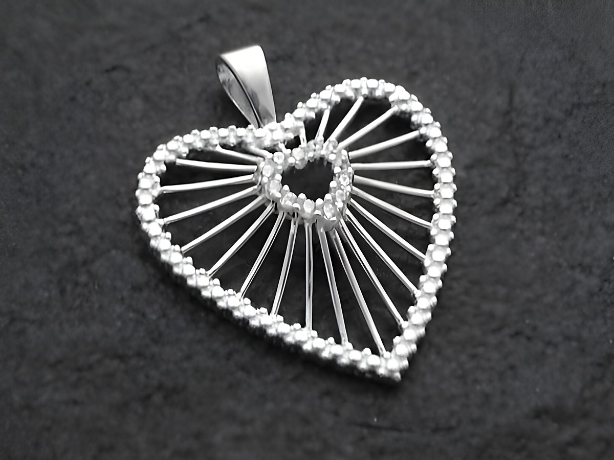 Zirkonia Herz Anhänger filigran aus 925 Sterling Silber, Hersteller Juwelier Harnisch, Perlen und Steine, zeigt ein fein gestaltetes Herz mit einem eleganten und modernen Design.