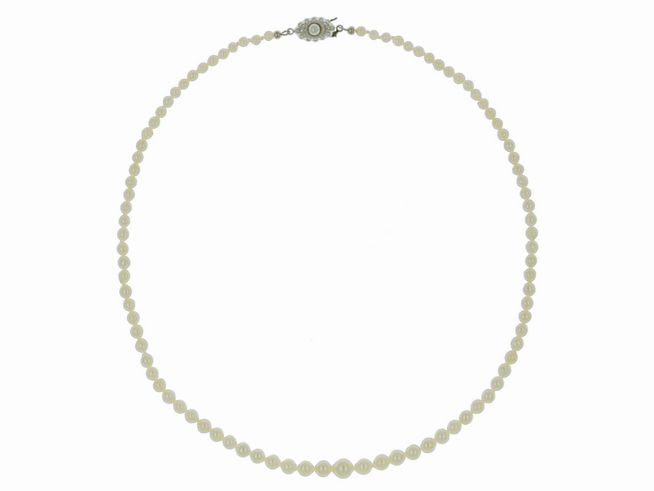Elegante Süßwasser-Zuchtperlenkette aus weißen Perlen von 3,5-7 mm, klassisch gestaltet mit einem dezenten Verschluss, Länge 45 cm, Hersteller Juwelier Harnisch.