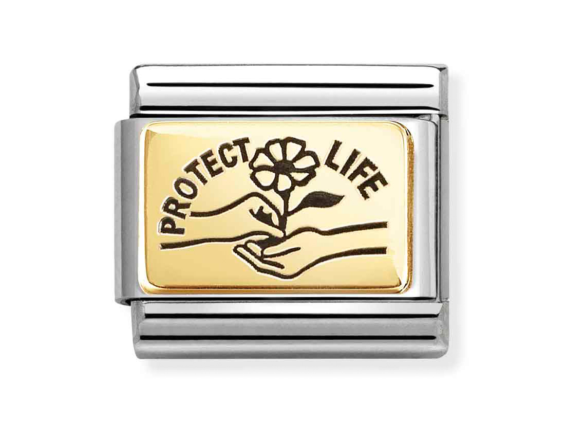 Ein elegantes Charm mit goldfarbener Emaille und dem Schriftzug Protect Life. Es zeigt zwei Hände, die eine blühende Pflanze halten und symbolisiert Leben und Schutz. Ideal für Schmuckliebhaber.