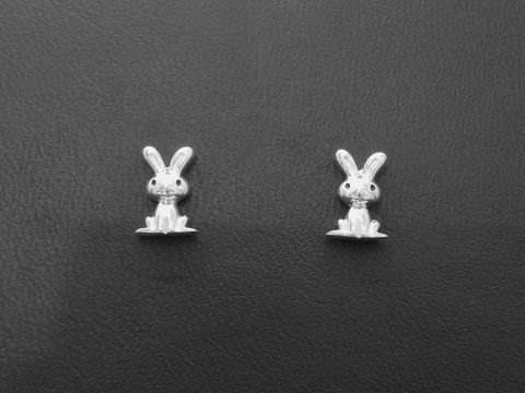 Silber Ohrringe in Form von Häschen für Kinder, glänzend und lackiert in schwarz, Hersteller Juwelier Harnisch. Ideal für niedliche Akzente bei festlichen Anlässen.