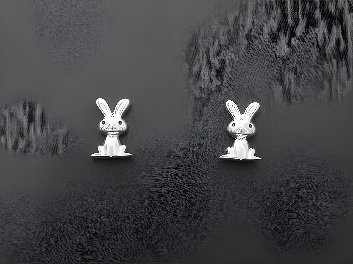 Silber Ohrringe in Form von Häschen für Kinder, glänzend und lackiert in schwarz, Hersteller Juwelier Harnisch. Ideal für niedliche Akzente bei festlichen Anlässen.
