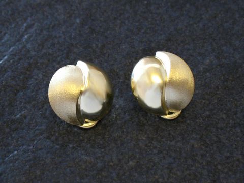Mattierte und polierte Gold Ohrclips mit einem Durchmesser von 16 mm, elegantes Design von Juwelier Harnisch, ideal für den Alltag oder besondere Anlässe.