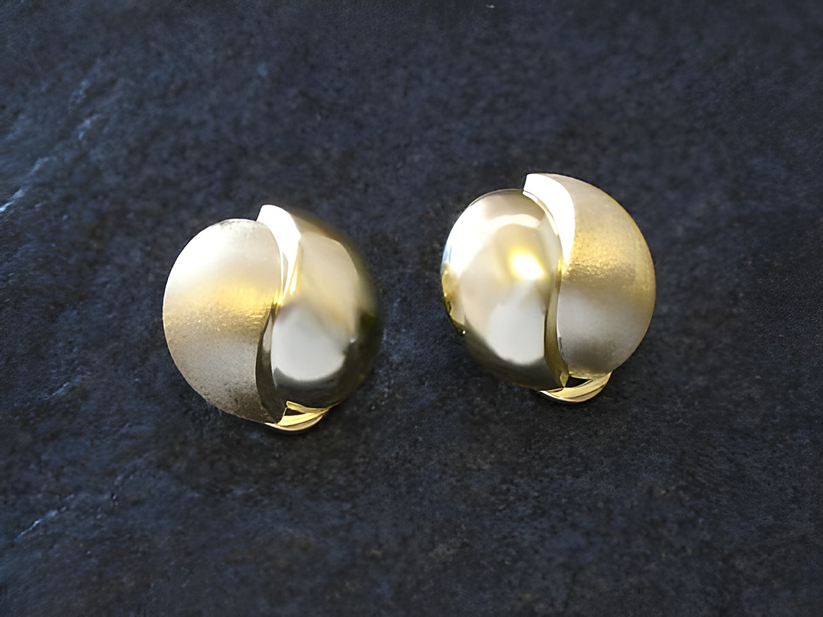 Mattierte und polierte Gold Ohrclips mit einem Durchmesser von 16 mm, elegantes Design von Juwelier Harnisch, ideal für den Alltag oder besondere Anlässe.