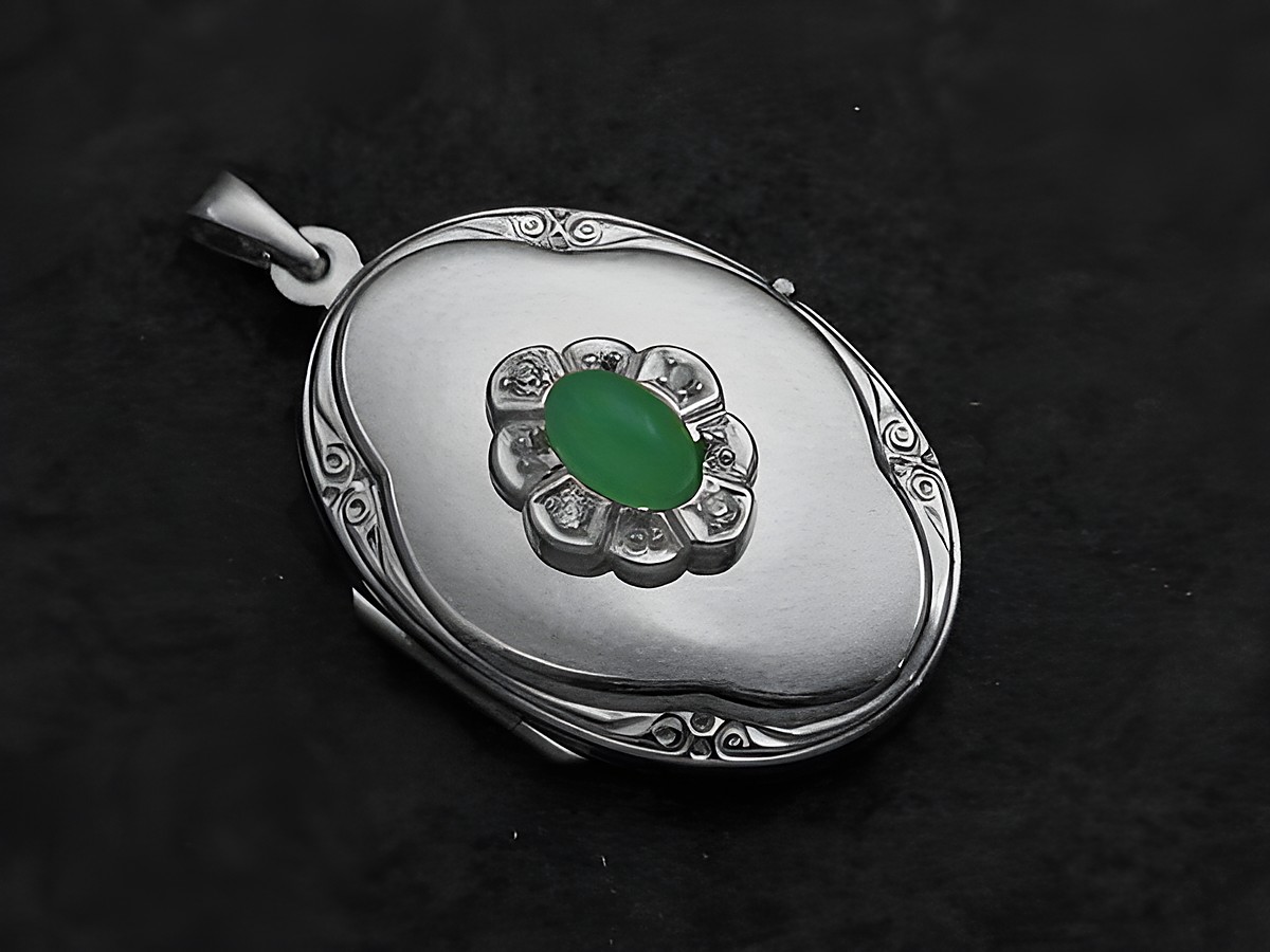 Chrysopras Medaillon Cabochon aus Sterling Silber mit Brillanten, hergestellt von Juwelier Harnisch, ovaler Anhänger mit eleganter, geschwungener Oberfläche und zentralem grünen Edelstein.