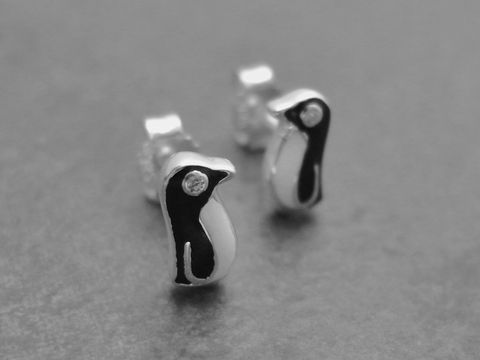 Pinguin Ohrringe aus Sterling Silber in schwarz-weiß, putziges Design mit Zirkonia und Lack, ideal für Kinder, Hersteller Juwelier Harnisch.