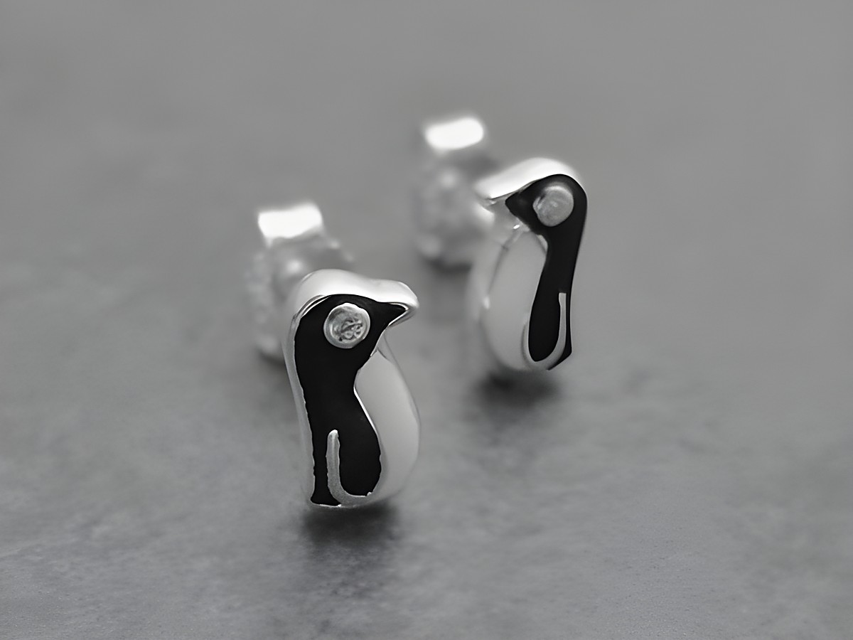 Pinguin Ohrringe aus Sterling Silber in schwarz-weiß, putziges Design mit Zirkonia und Lack, ideal für Kinder, Hersteller Juwelier Harnisch.