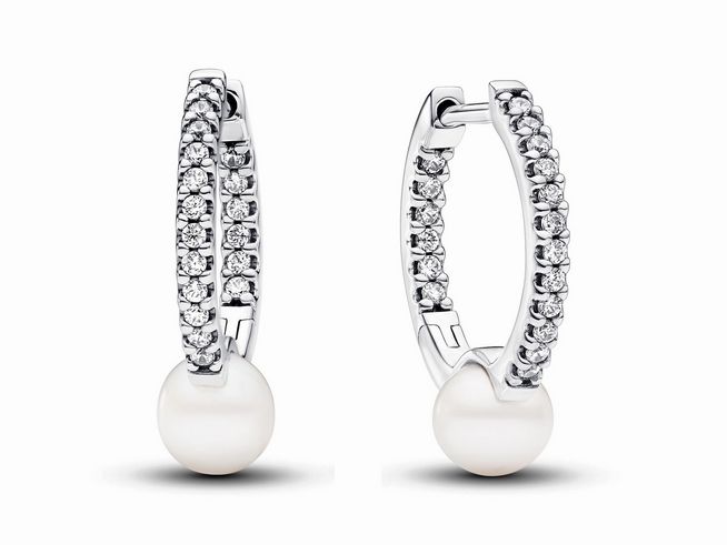 Zwei elegante Silber Creolen von Pandora mit weißen Zuchtperlen und funkelndem Pavé. Ideal für einen stilvollen Look. Modellnummer 293171C01.