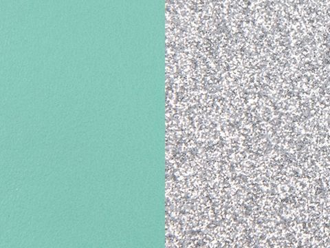 Leder Armreifen Einsatz von Les Georgettes in Aqua und Silber Glitzer, 8 mm, zeigt eine glatte mintgrüne Fläche links und eine funkelnde silberne Struktur rechts.