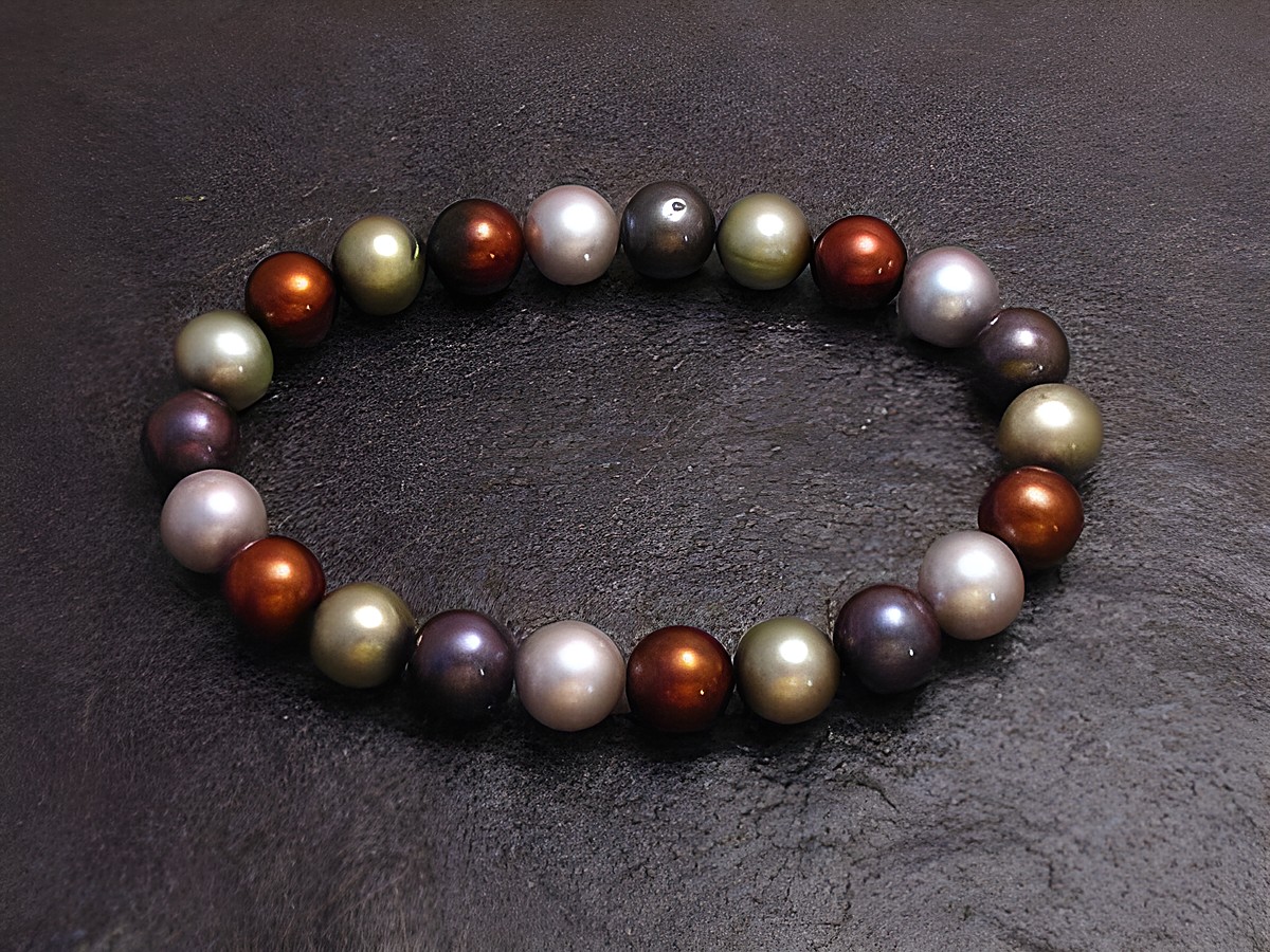 Perlenarmband 9,3 mm BUNT Gummizug 20 cm von Juwelier Harnisch, kunstvoll zusammengesetzte Perlen in verschiedenen Farben für einen eleganten Look.