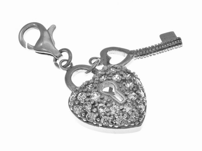 Ein romantischer Anhänger in Form eines herzförmigen Schlosses mit funkelndem Zirkonia, ergänzt durch einen Schlüssel, aus rhodiniertem Silber, ideal für besondere Anlässe.