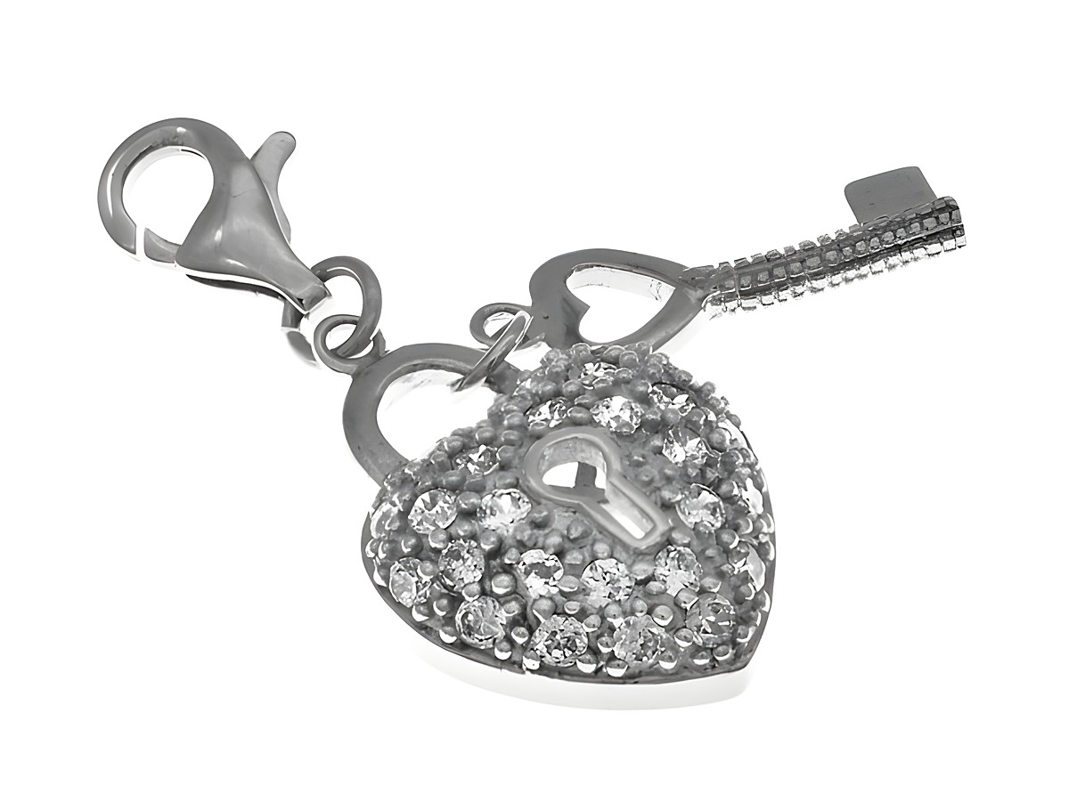 Ein romantischer Anhänger in Form eines herzförmigen Schlosses mit funkelndem Zirkonia, ergänzt durch einen Schlüssel, aus rhodiniertem Silber, ideal für besondere Anlässe.