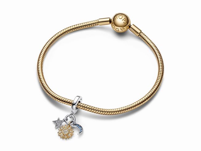 Eleganter Pandora bicolor himmlischer Dreifacher Charm-Anhänger aus Sterling Silber und Gelbgold Vergoldung, bestehend aus Sonnen-, Mond- und Stern-Design für stilvolle Armbänder.