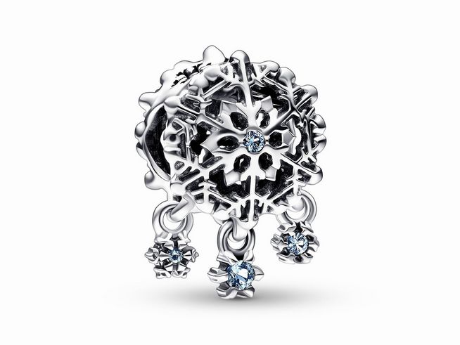 Ein charm von Pandora aus Sterling Silber, gestaltet als Schneeflocke, verziert mit blauen Kristallen und zusätzlichen kleinen Schneeflockenanhängern.