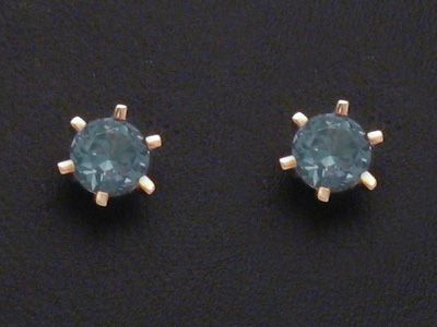Ohrringe mit synthetischem Turmalin, goldene Ohrstecker des Herstellers Juwelier Harnisch, eingefasst in einem eleganten Design, ideal für einen stilvollen Look.
