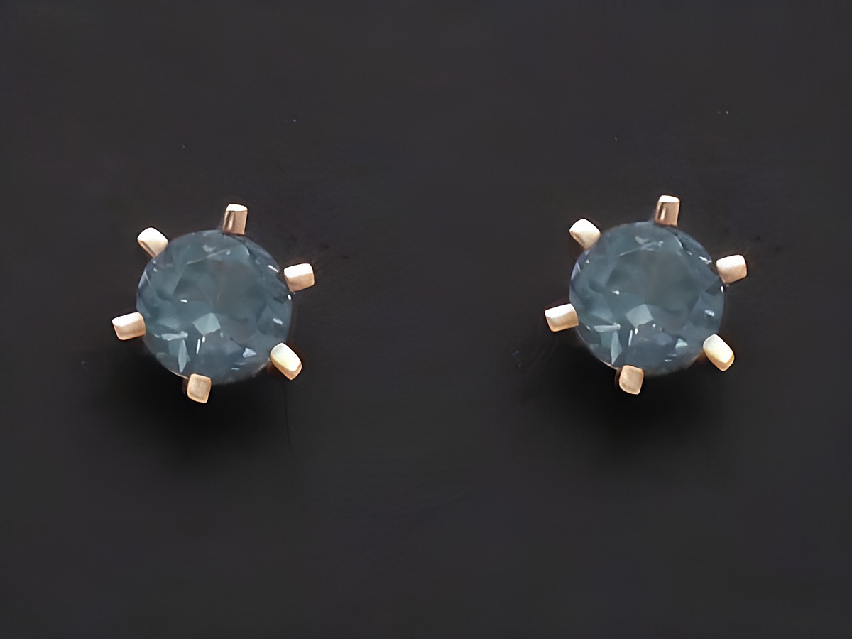 Ohrringe mit synthetischem Turmalin, goldene Ohrstecker des Herstellers Juwelier Harnisch, eingefasst in einem eleganten Design, ideal für einen stilvollen Look.