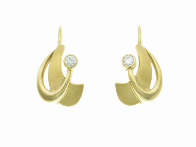 43127-0 Ohrringe Design Zirkonia Gold 375 verschnörkelt von Juwelier Harnisch, elegante Ohrhänger mit funkelndem Stein in ansprechender Form.