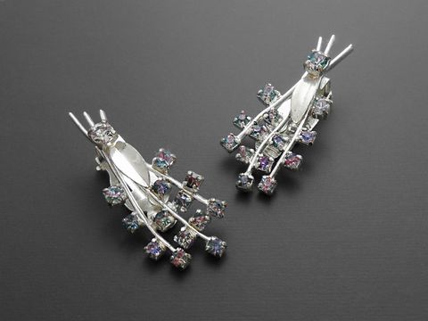 Prunkvolle Strass Ohrclips in bunten Farben, gefertigt von Juwelier Harnisch, verziert mit funkelnden Strasssteinen, ideal als elegantes Accessoire für besondere Anlässe.