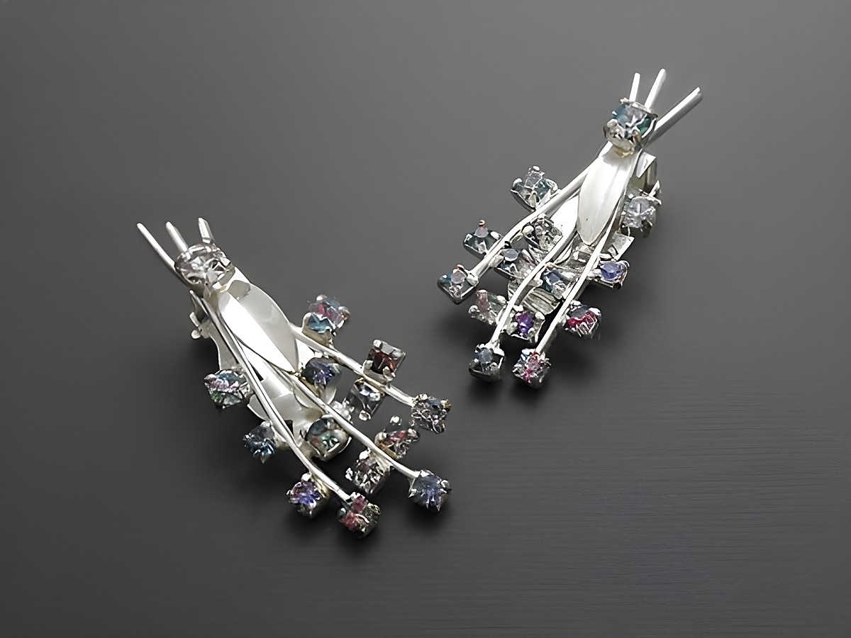 Prunkvolle Strass Ohrclips in bunten Farben, gefertigt von Juwelier Harnisch, verziert mit funkelnden Strasssteinen, ideal als elegantes Accessoire für besondere Anlässe.