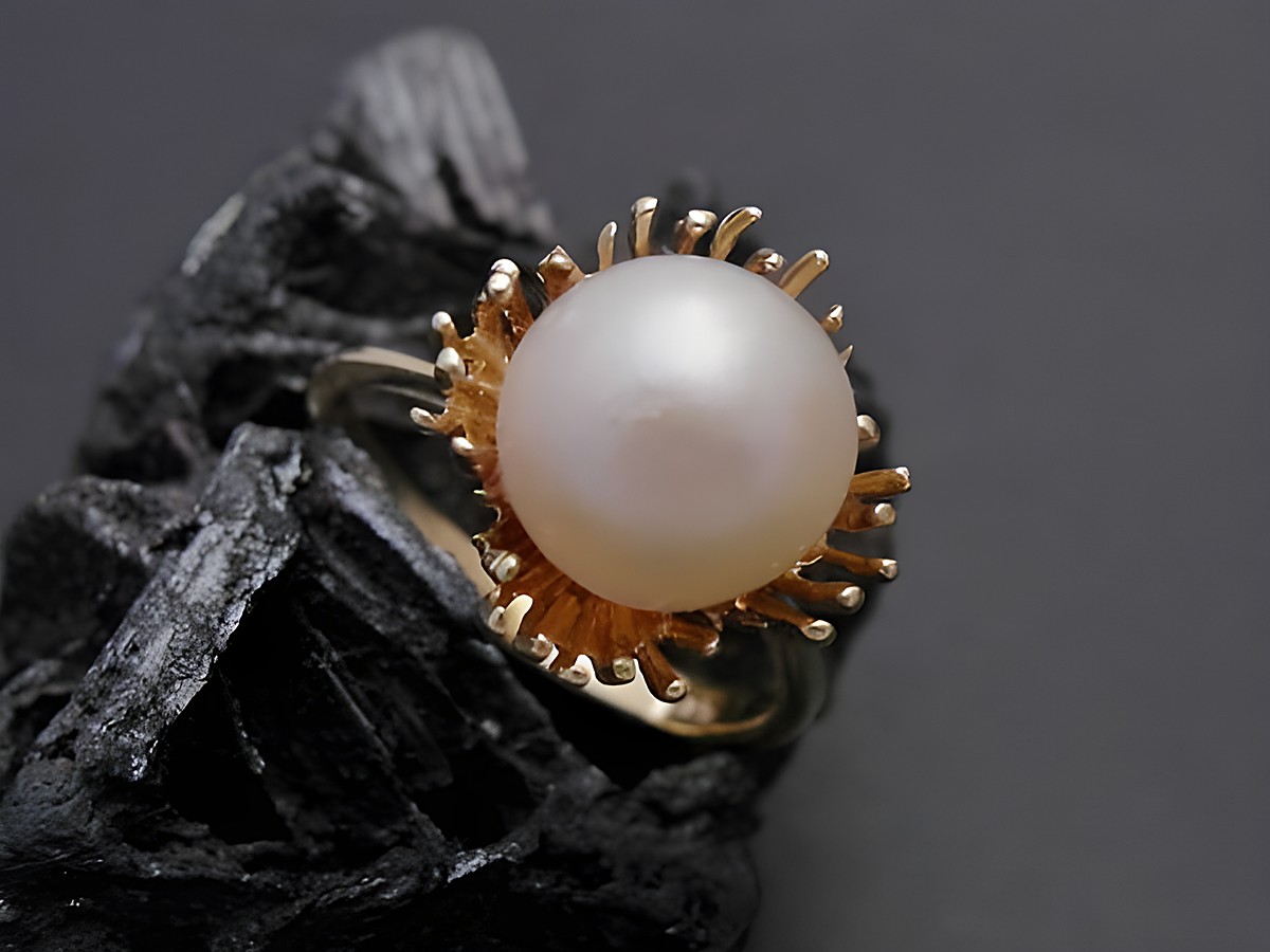 Gold Perlen Ring traumhaft Größe 53 mit Zuchtperle 9,1 mm in Gold 585, von Juwelier Harnisch, passend bis Größe 54/17,5. Eleganter Schmuck auf schwarzem Grund.