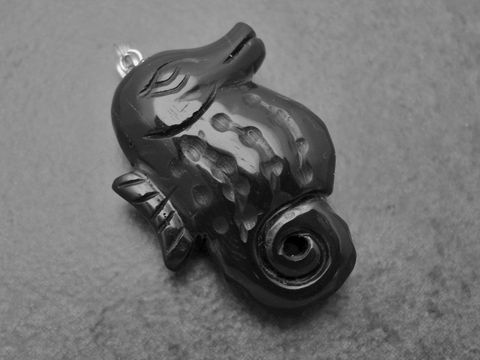 Seepferdchen Silber Anhänger aus Onyx in schwarzer Farbe, tierisches Design, elegant verarbeitet, ideal für jeden Anlass, Hersteller Juwelier Harnisch.