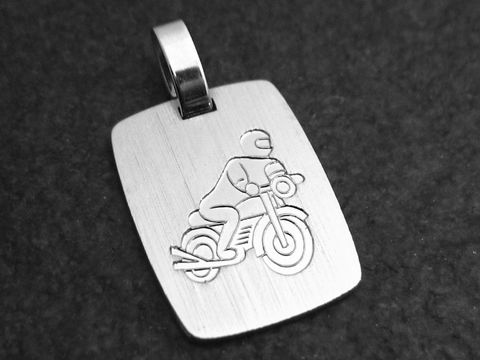Motorrad Sport Silber Anhänger mit gravierter Darstellung eines Motorradfahrers, hergestellt von Juwelier Harnisch, ideal für Sportliebhaber.