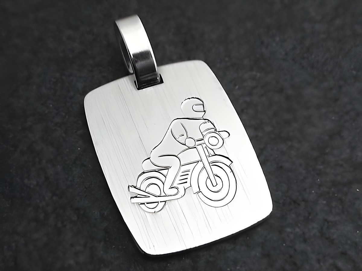 Motorrad Sport Silber Anhänger mit gravierter Darstellung eines Motorradfahrers, hergestellt von Juwelier Harnisch, ideal für Sportliebhaber.