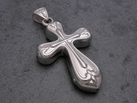 Kreuz Anhänger aus Sterling Silber rhodiniert, mit ansprechendem Muster, Designerstück des Juwelier Harnisch, elegant und zeitlos.