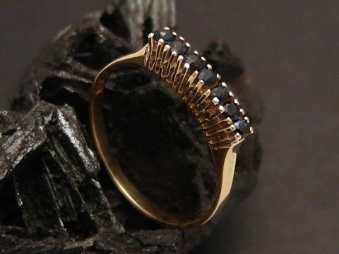 Goldring aus Gold 585 mit Saphiren, Größe 53, Hersteller Juwelier Harnisch, geeignet bis Größe 54/17,5, elegant und reizend, perfekt als Schmuckstück für besondere Anlässe.