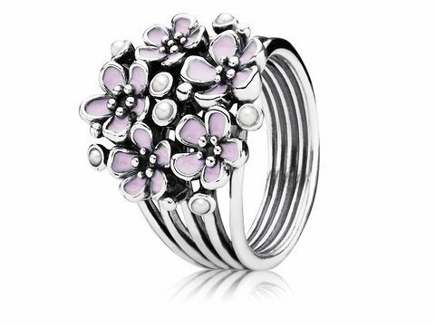 190878048-0 Silberring von Pandora mit floralem Design, verziert mit Zuchtperlen und lilafarbenem Emaille, Größe 48. Elegantes Schmuckstück für florale Akzente.