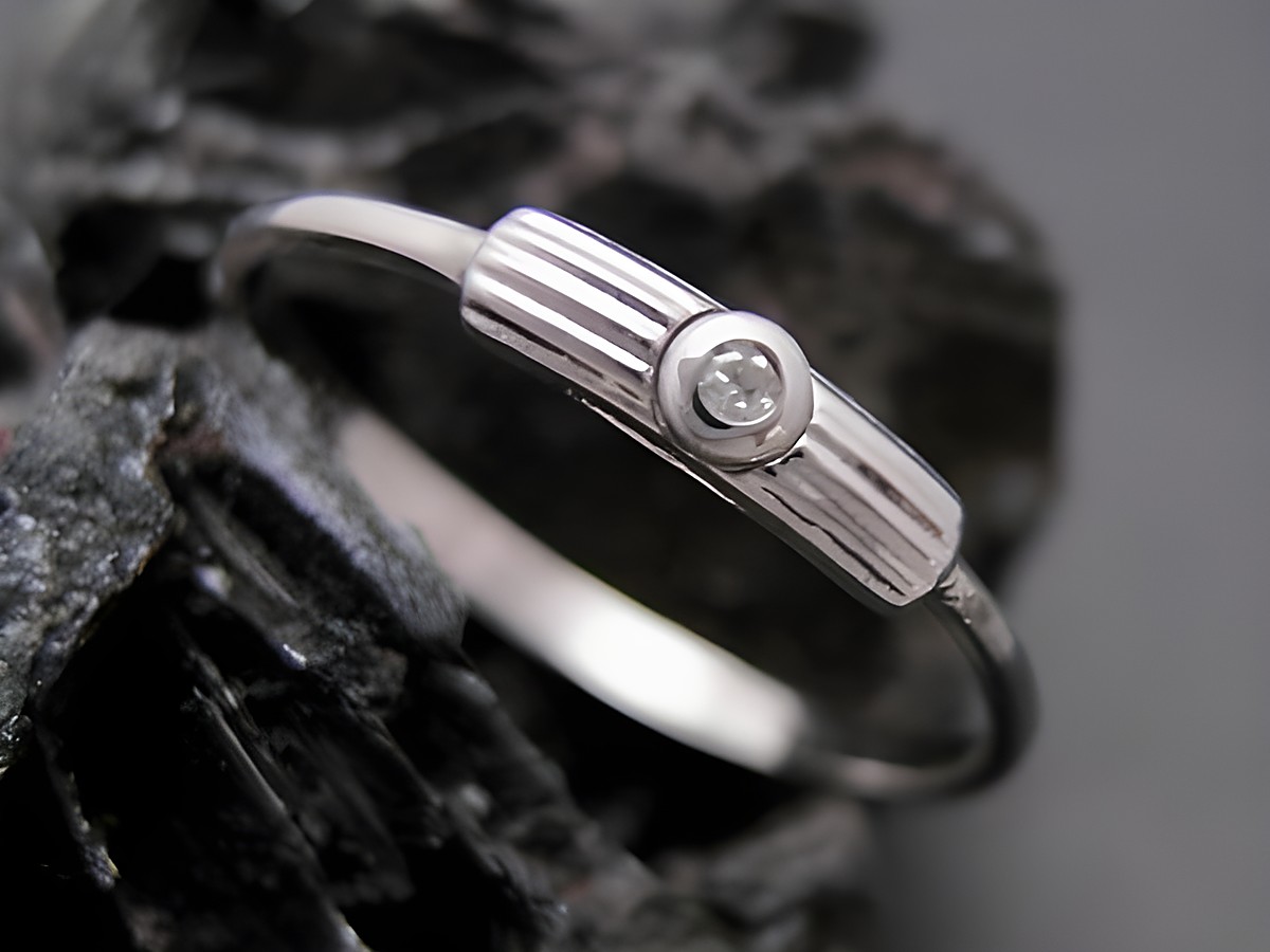 Gold Ring aus Weißgold 333, graziös mit einem Diamanten, Goldring in Größe 55,5, vom Hersteller Juwelier Harnisch, passend bis Größe 56/18.
