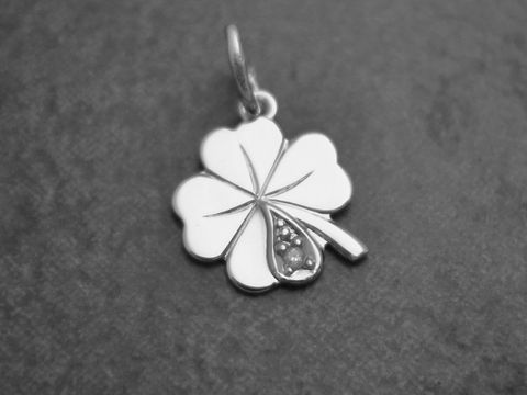 Kleeblatt Anhänger aus Sterling Silber mit symbolischem Diamanten, Hersteller Juwelier Harnisch, ideal als Glücksbringer.